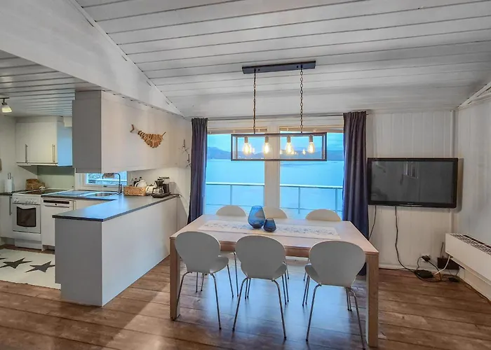 Amazing In Omastrand With Wifi Feriehus Gjuvsland